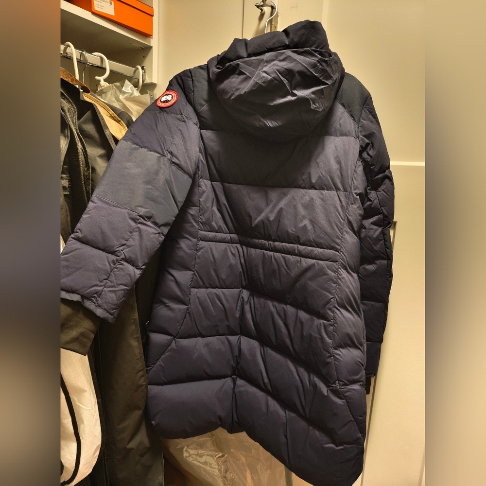 Canada Goose Women's Dark Blue Puffer Jacket - Picture 10 of 10